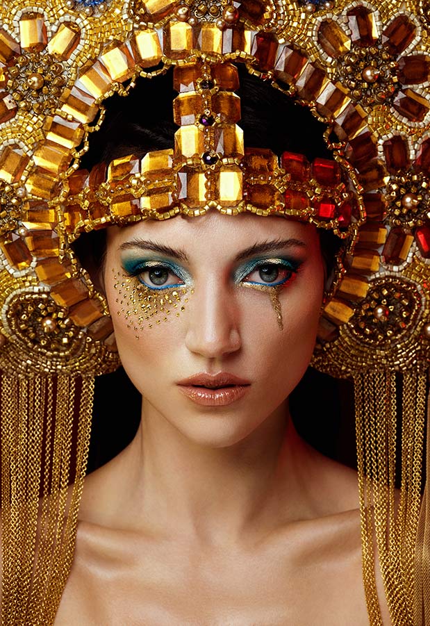 bella-kotak-gold-crown